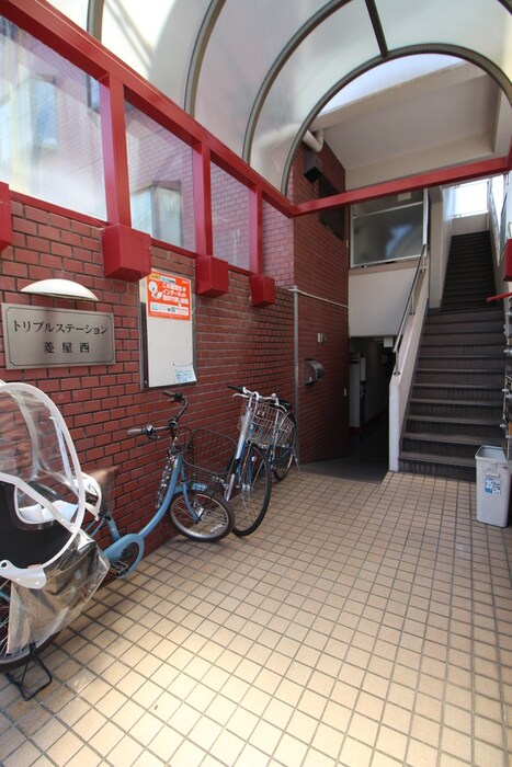 物件外観写真3　(エントランス部分)