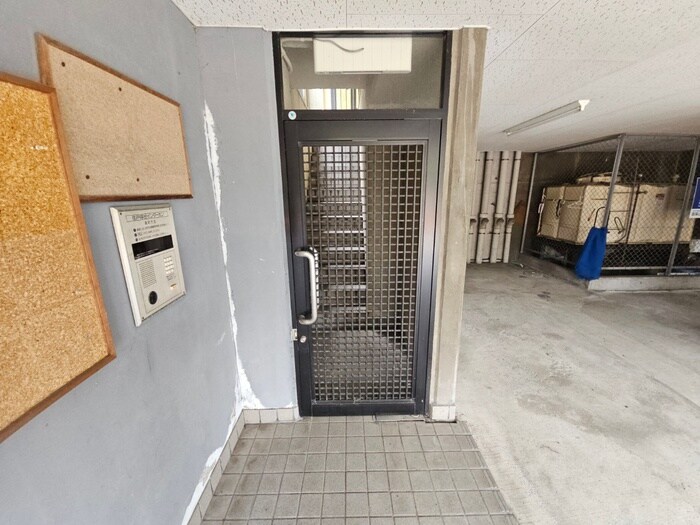 物件外観写真3　(エントランス部分)
