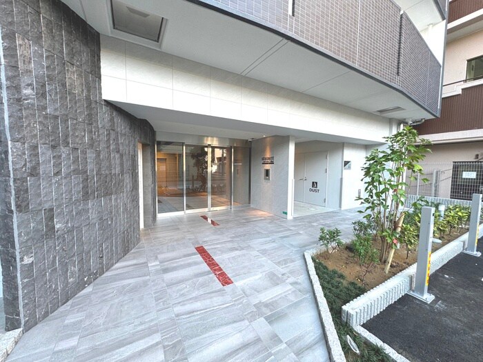 物件外観写真2　(エントランス部分)