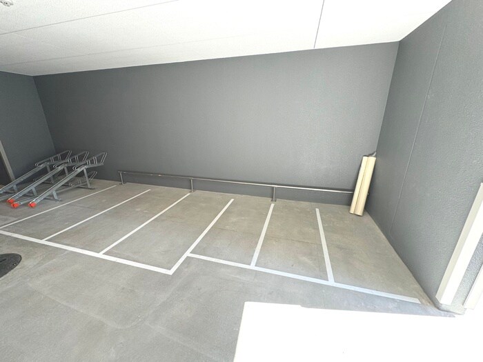 物件外観写真4　(バイク置き場)