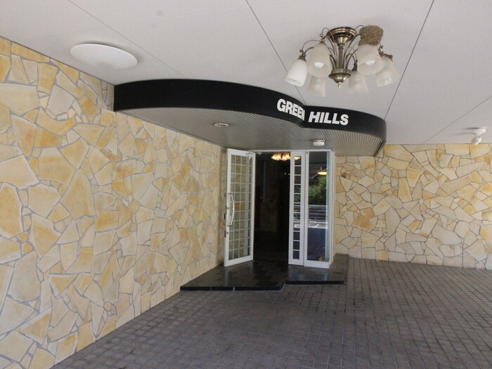 物件外観写真3　(エントランス部分)