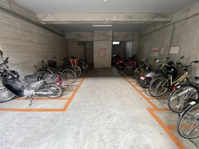 物件外観写真2　(駐輪場)