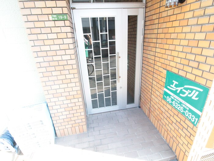 物件外観写真3　(エントランス部分)