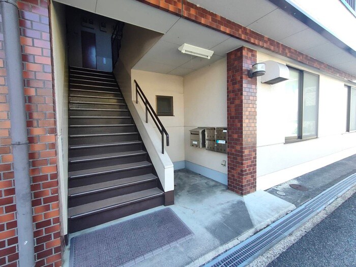 物件外観写真4　(エントランス部分)