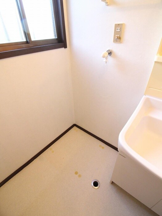 物件内観写真12　(洗濯機置場)