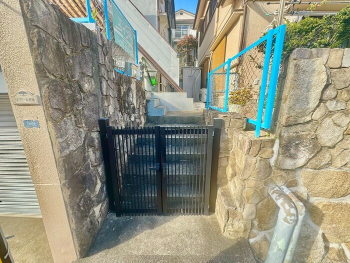 物件外観写真4　(エントランス部分)