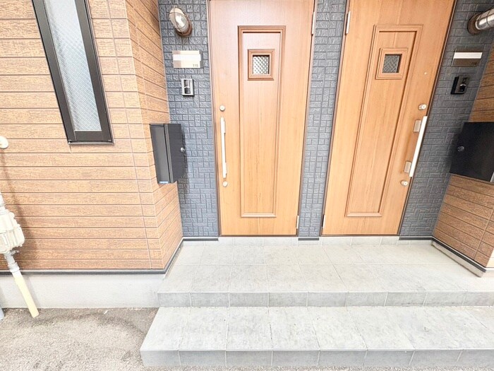 物件外観写真5　(エントランス部分)