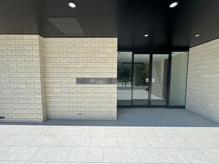 物件外観写真4　(エントランス部分)