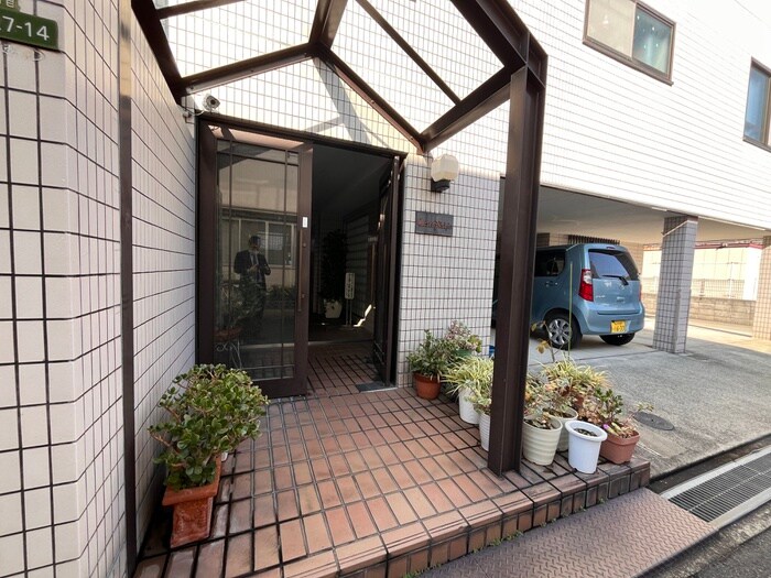 物件外観写真3　(エントランス部分)