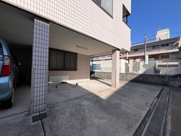 物件外観写真5　(駐車場)