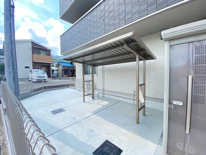 物件外観写真3　(駐輪場)