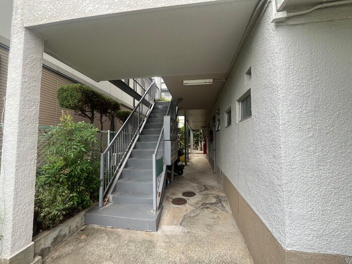 物件外観写真5　(エントランス部分)