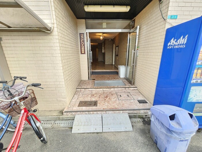 物件外観写真2　(エントランス部分)