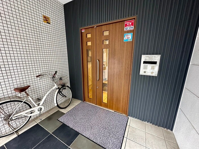 物件外観写真3　(エントランス部分)