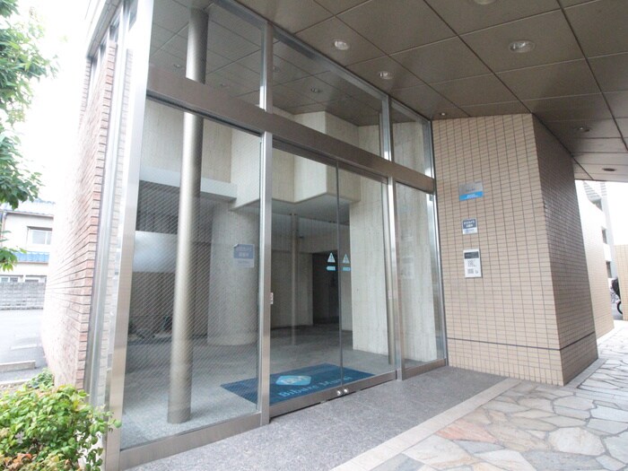 物件外観写真2　(エントランス部分)