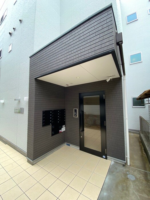 物件外観写真3　(エントランス部分)