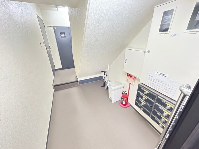 物件外観写真6　(エントランス部分)