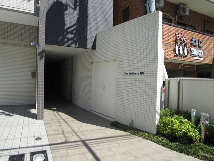 物件外観写真3　(エントランス部分)