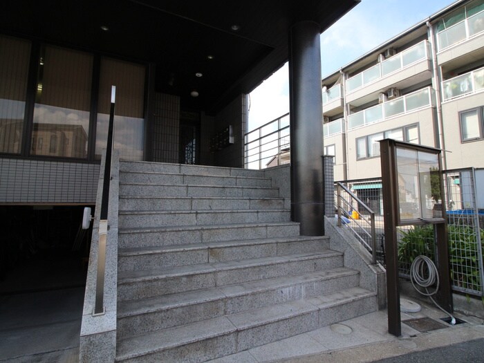 物件外観写真5　(エントランス部分)