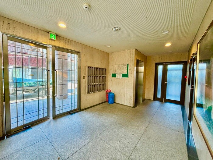 物件外観写真4　(エントランス部分)