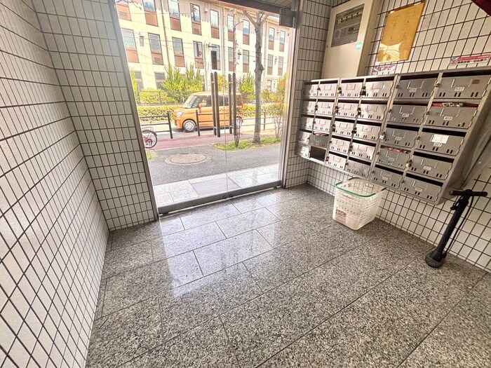 物件外観写真3　(エントランス部分)