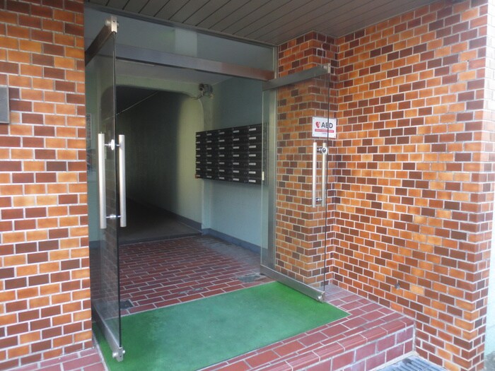 物件外観写真2　(エントランス部分)