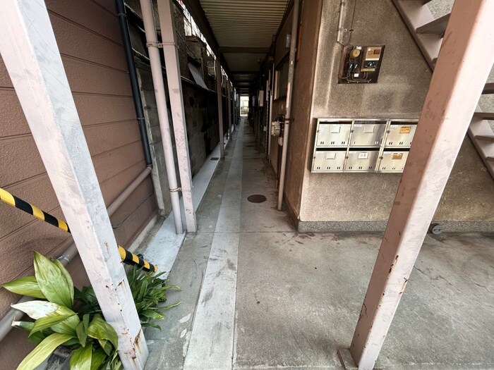 物件外観写真6　(エントランス部分)