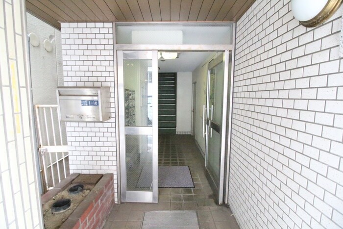 物件外観写真2　(エントランス部分)