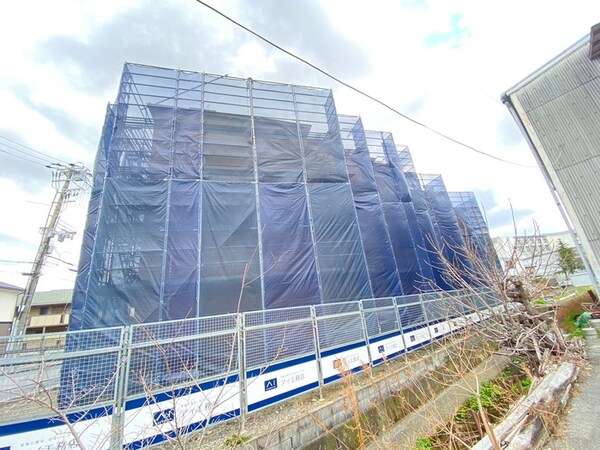建築中