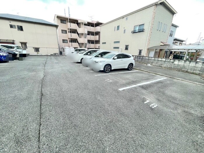 物件外観写真2　(駐車場)
