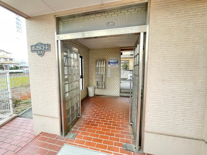 物件外観写真5　(エントランス部分)