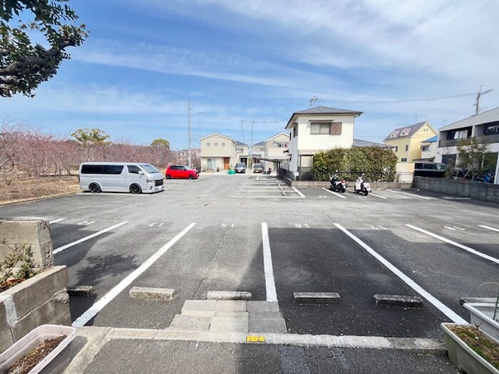 物件外観写真6　(駐車場)