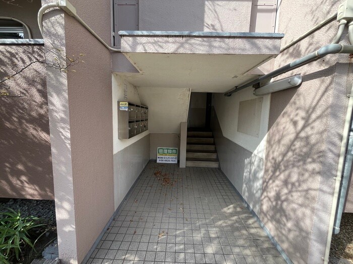 物件外観写真3　(エントランス部分)