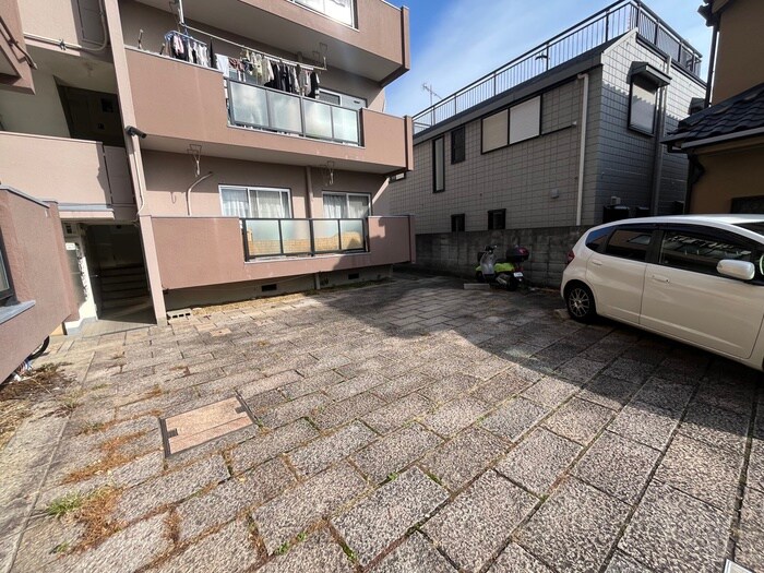 物件外観写真4　(駐車場)