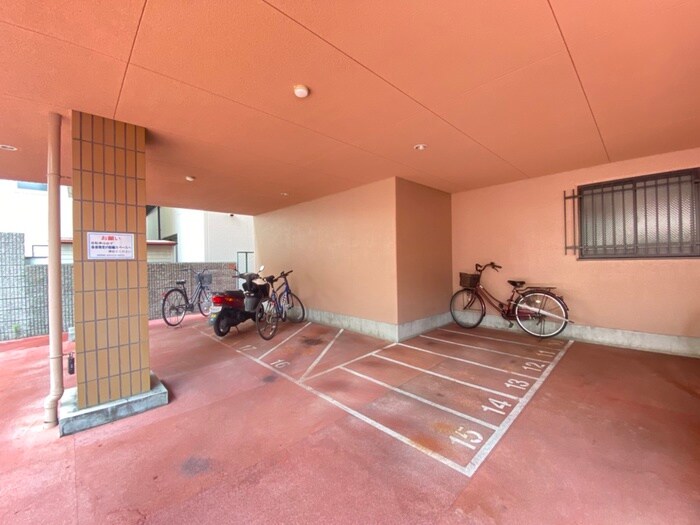 物件外観写真3　(駐輪場)