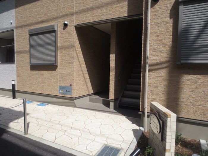 物件外観写真2　(エントランス部分)