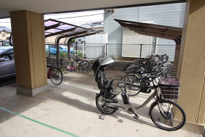 物件外観写真2　(駐輪場)