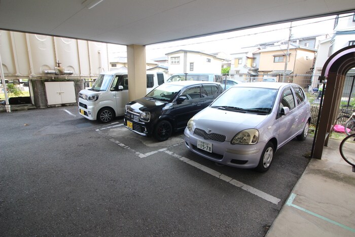 物件外観写真4　(駐車場)