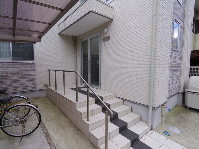 物件外観写真3　(エントランス部分)