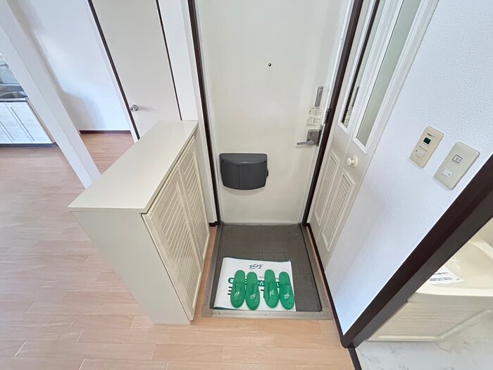 物件内観写真11　(玄関)