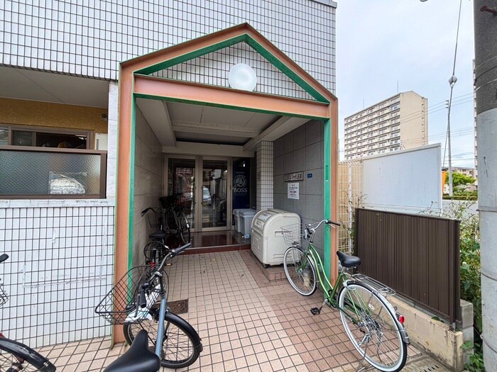 物件外観写真2　(エントランス部分)