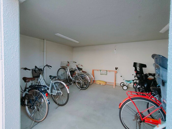 物件外観写真3　(駐輪場)
