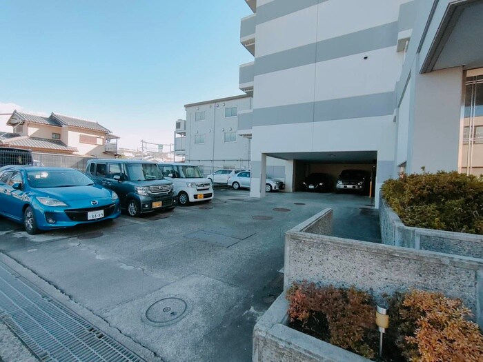 物件外観写真6　(駐車場)