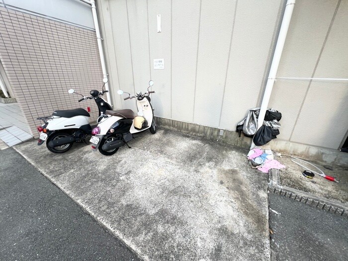 物件外観写真6　(バイク置き場)