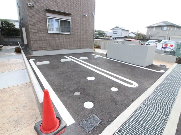物件外観写真4　(駐車場)