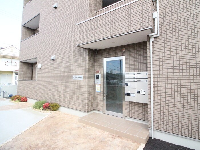 物件外観写真6　(エントランス部分)