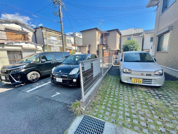 物件外観写真4　(駐車場)