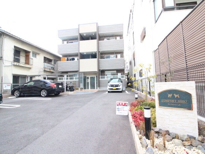 物件外観写真3　(駐車場)