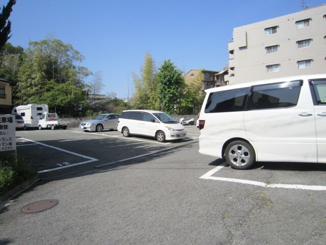 物件外観写真3　(駐車場)