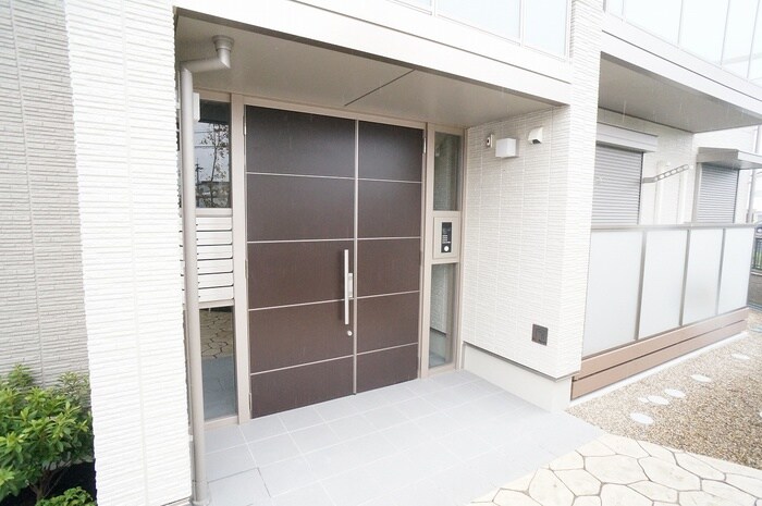 物件外観写真2　(エントランス部分)